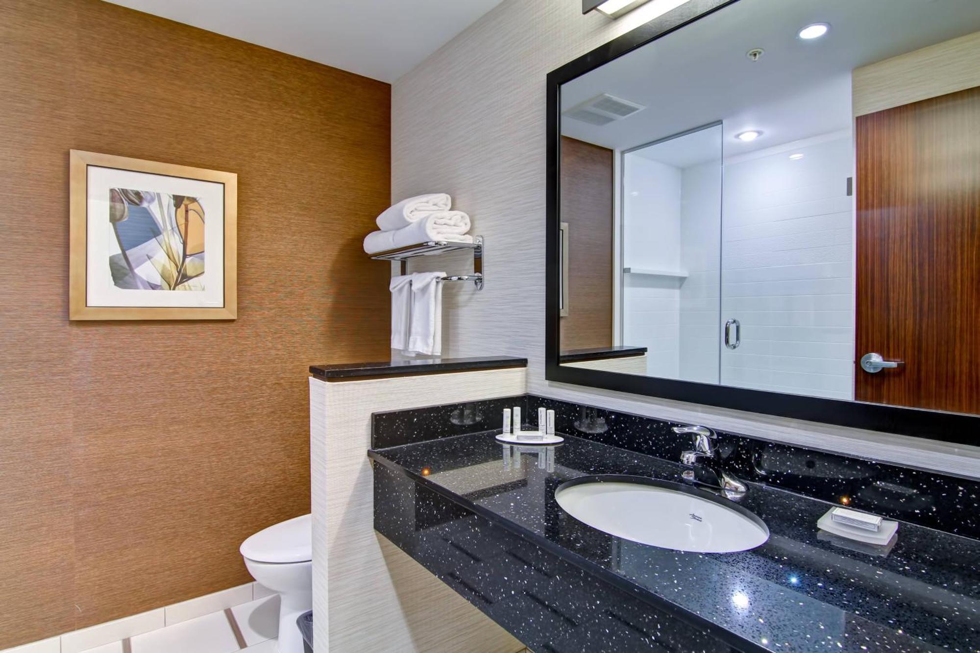 Fairfield Inn & Suites By Marriott Камлупс Екстериор снимка