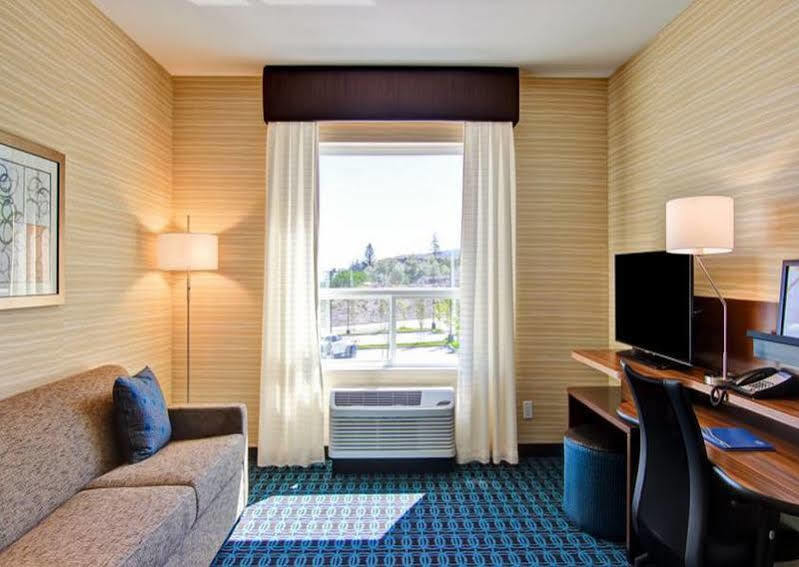 Fairfield Inn & Suites By Marriott Камлупс Екстериор снимка